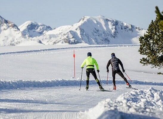 Skieurs sur une piste au plateau de Beille