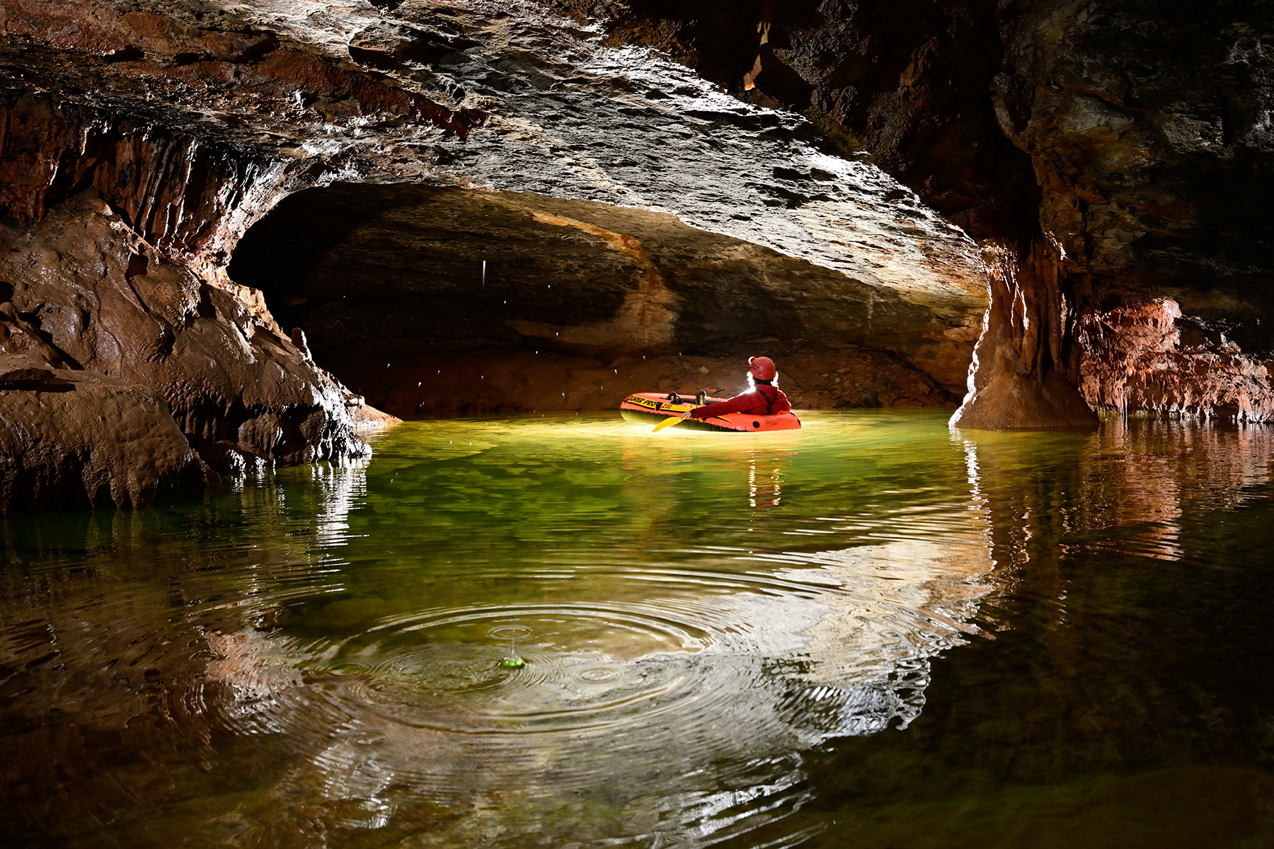 Intérieur de la grotte de Lombrives, la plus grande grotte d'Europe, en Ariège